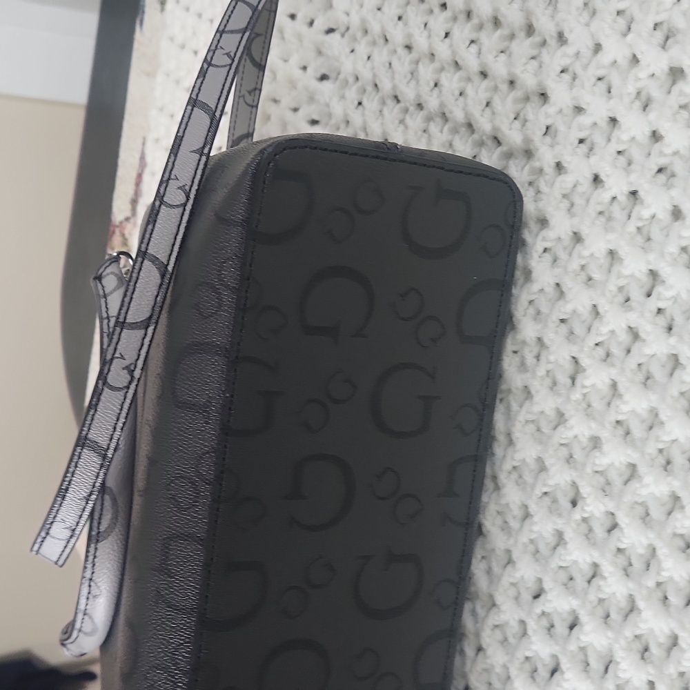 Guess shoulder or crossbody bag with 3 compartments with two snap closure and zi - Picture 7 of 11